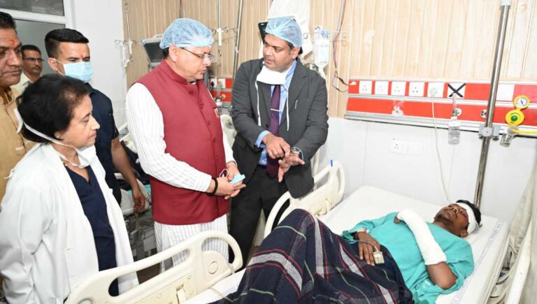सीएम धामी पहुंचे एम्स ऋषिकेश, रुद्रप्रयाग बस दुर्घटना में घायल यात्रियों का हाल-चाल जाना