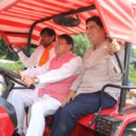 ट्रैक्टर की स्टेयरिंग पर सीएम धामी: जनता से जुड़कर ही होता है सच्चा नेतृत्व