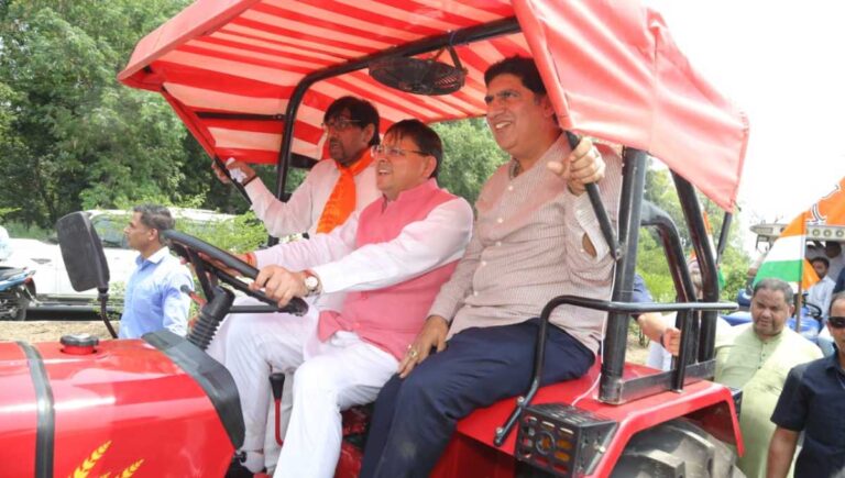 ट्रैक्टर की स्टेयरिंग पर सीएम धामी: जनता से जुड़कर ही होता है सच्चा नेतृत्व