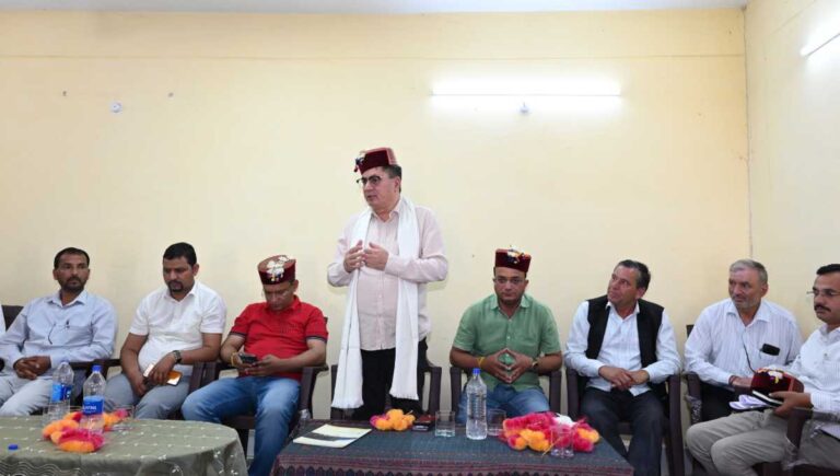 उत्तरकाशी:  डीएम डॉ.मेहरबान सिंह बिष्ट ने किया सुदूरवर्ती ब्लाक मोरी का दौरा