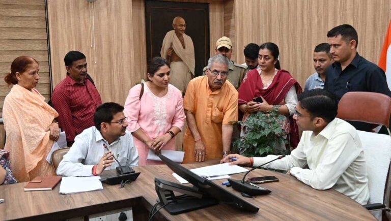 डीएम के जन दर्शन पर बढता जन का विश्वास; समाधान, रोजगार, प्रवर्तन