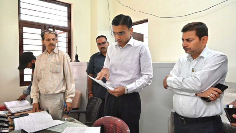 डीएम ने जांची अपने एकीकृत आपदा कन्ट्रोलरूम की नब्जः आला अधिकारियों को प्रोएक्टिव रोल में रहने के दिए निर्देश