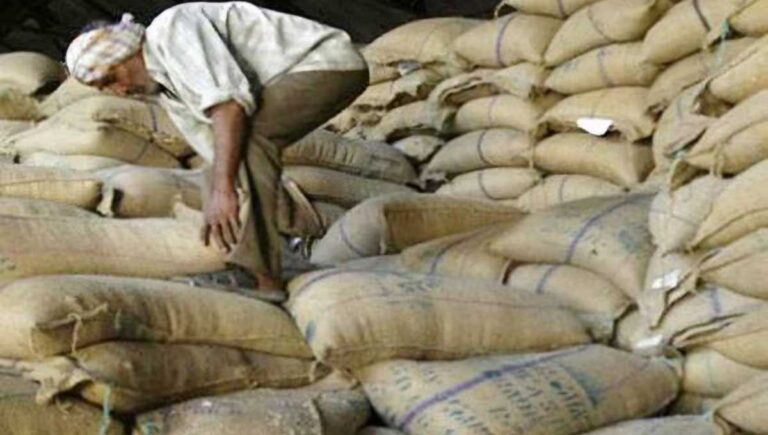 हजारों लोग भीड़ में लगकर राशन लेने को थे मजबूर; डीएम लिया संज्ञान