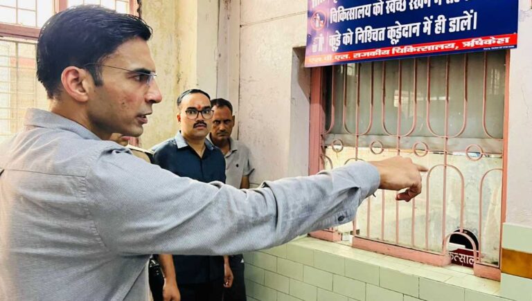 चिकित्सालय में संचालित चन्दन लैब में अव्यवस्थाओं पर भड़क़े डीएम; सीएमएस को 15 दिन में व्यवस्था सुधारने के सख्त निर्देश
