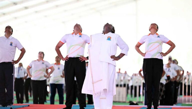 राष्ट्रपति  द्रौपदी मुर्मू ने देहरादून में किया  11 वें अंतरराष्ट्रीय योग दिवस का शुभारंभ