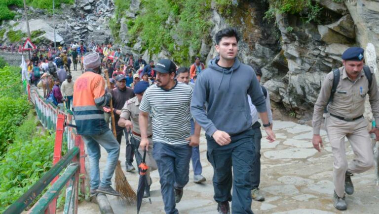 कार्यभार ग्रहण करते ही नवनियुक्त जिलाधिकारी प्रतीक जैन ने पैदल मार्ग से यात्रा कर लिया बाबा केदारनाथ का आशीर्वाद