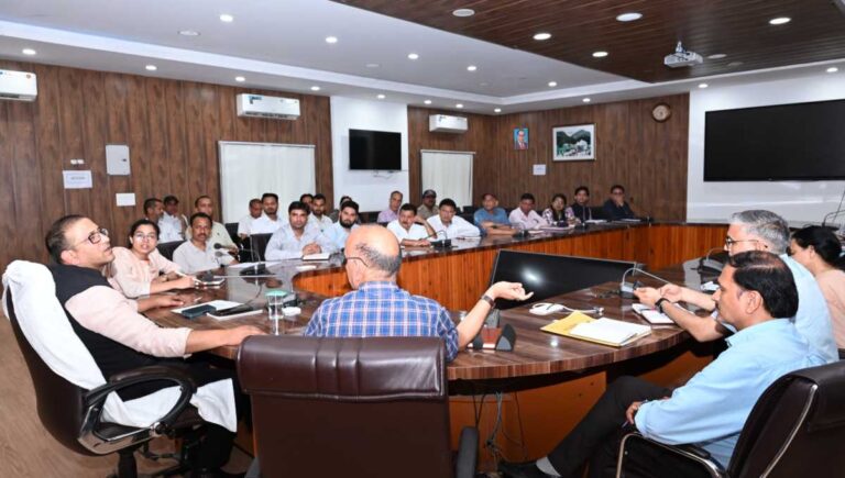 जिलाधिकारी प्रशांत आर्य ने आगामी पंचायत चुनावों को लेकर संबंधित अधिकारियों के साथ समीक्षा बैठक ली