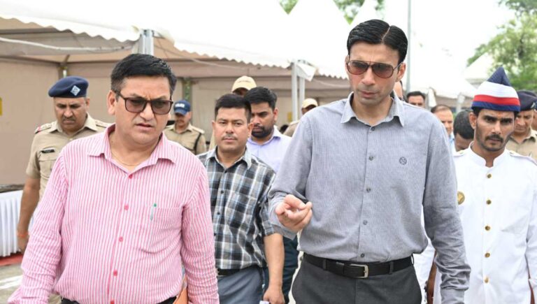 डीएम का ऋषिकेश में चारधाम यात्रा व्यवस्था का  निरीक्षण