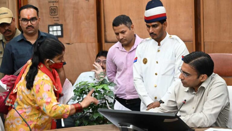 डीएम का जन दर्शन हिट; एक ही छत के नीचे न्याय, शिक्षा, रोजगार, नाफरमानी पर सख्त एक्शन