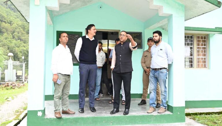 उत्तरकाशी: त्रिस्तरीय पंचायत चुनाव की तैयारियां तेज़, जिला निर्वाचन अधिकारी ने यहां किया निरीक्षण