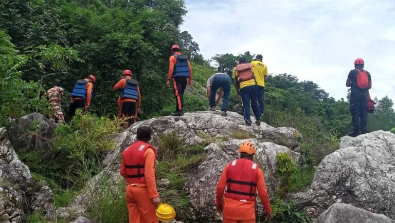 घोलतीर बस दुर्घटना मामले में एडीएम श्याम सिंह राणा ने ग्राउंड जीरो पर उतरकर किया सर्च अभियान का नेतृत्व
