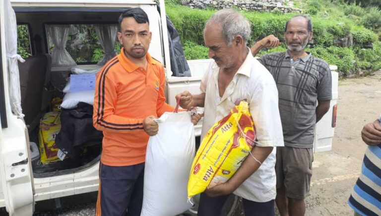 तहसील प्रशासन ऊखीमठ द्वारा प्रभावित क्षेत्र में राहत सामग्री का वितरण
