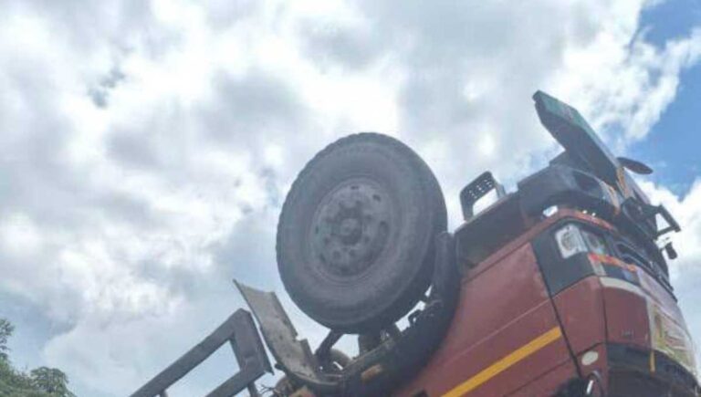 कांवड़ यात्रियों का ट्रक पलटा, तीन यात्रियों की मौत, मुख्यमंत्री धामी ने शोक संवेदना व्यक्त की