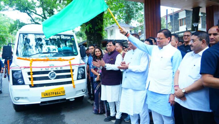 मुख्यमंत्री धामी ने उत्तराखण्ड परिवहन निगम द्वारा संचालित की जा रही 20 नई वातानुकूलित यूटीसी मिनी (टैम्पो ट्रेवलर) का फ्लैग ऑफ किया