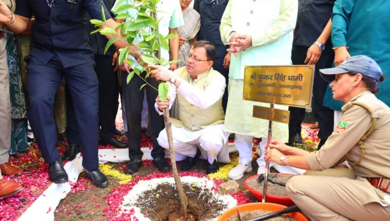हरेला पर्व पर राज्यव्यापी पौधारोपण कार्यक्रम में मुख्यमंत्री ने रोपा रुद्राक्ष का पौधा