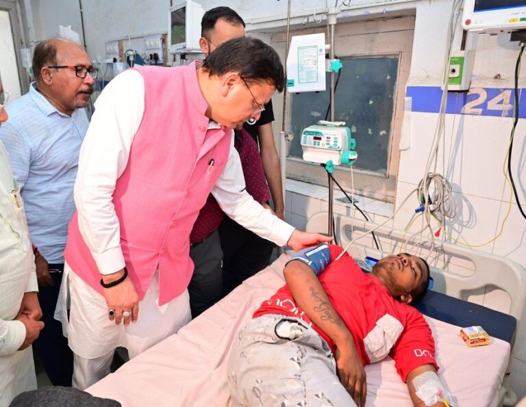 मुख्यमंत्री धामी ने एम्स ऋषिकेश में भर्ती घायल श्रद्धालुओं का हालचाल जाना