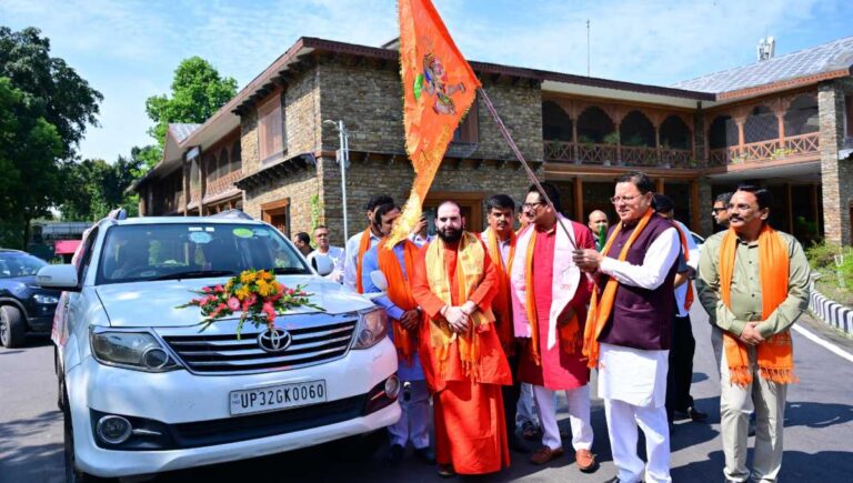 भगवान सूर्य की मूर्ति के जलाभिषेक के लिए कलश यात्रा का फ्लैग ऑफ किया