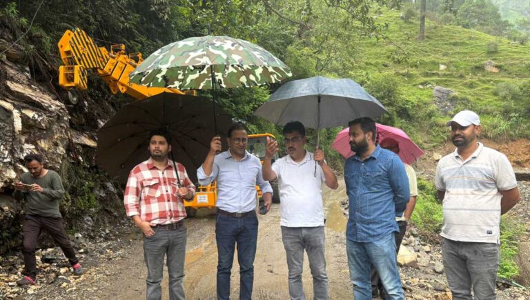 जिलाधिकारी ने यमुनोत्री हाइवे पर  ओजारी और स्यानचट्टी क्षेत्रों का निरीक्षण किया
