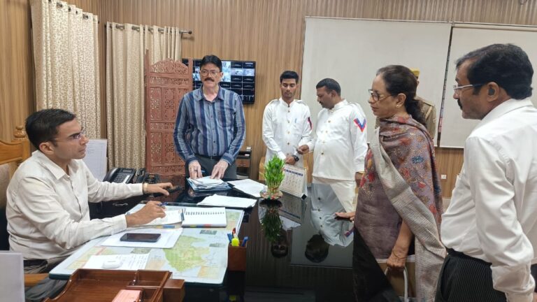 बड़ी संख्या में अपनी छोटी-छोटी समस्या लेकर डीएम तक पंहुच रहे फरियादी; समाधान भी मौके पर ही