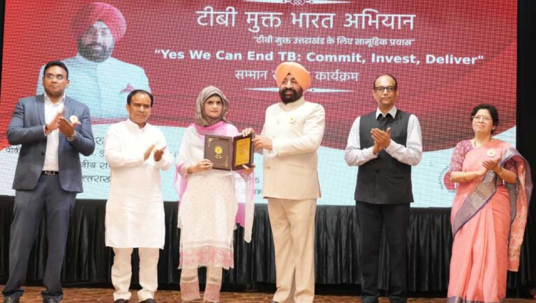 राज्यपाल ने टीबी मुक्त भारत अभियान में उत्कृष्ट योगदान देने वाले लोगों को किया सम्मानित