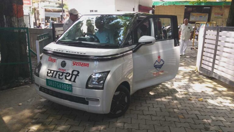 डीएम सविन ने एक बार फिर पेश की मानवता की मिसाल, असहाय, अनाथ और लाचार राजू को दिया सहारा