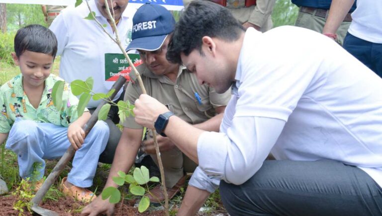 ग्रीन रुद्रप्रयाग’ की थीम पर जनपद में हुआ भव्य वृक्षारोपण कार्यक्रम