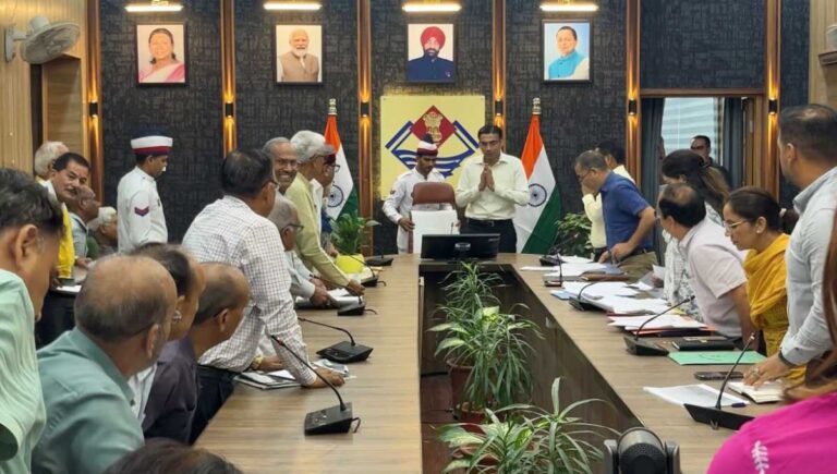 बैठक में विलम्ब से जुड़ने पर उतराधिकारियों से की क्षमा याचना;  बुजुर्ग याचियों से मुलाकात के कारण 15 मिनट देरी से पहुंचे थे डीएम