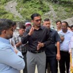 डीएम पंहुचे पाटा गांव, ग्राम पंचायत बमराड़ के पाटा गांव भू- धसाव का जियोलॉजिकल सर्वे कराने के डीएम ...