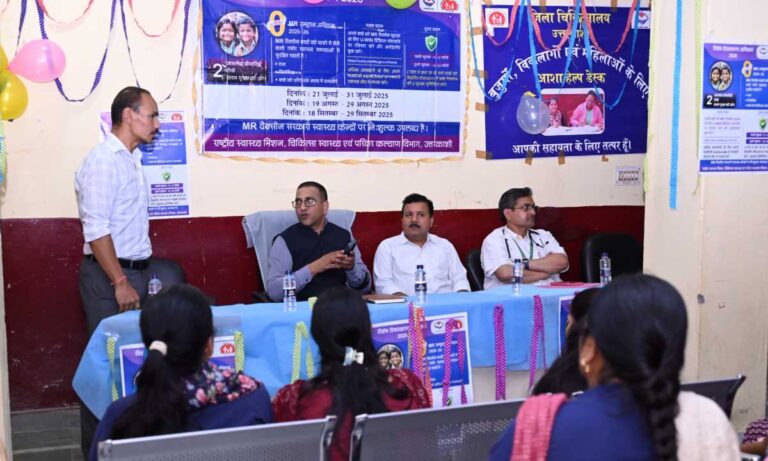 जिलाधिकारी ने जिला महिला चिकित्सालय से किया विशेष टीकाकरण अभियान की शुरुआत