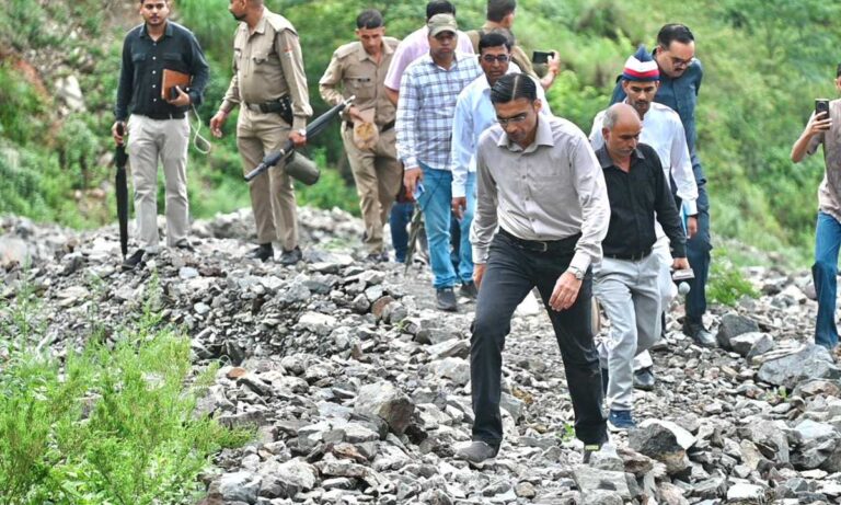 डीएम ने किया कमिटमेंट पूरा; फंड जारी; युद्धस्तर पर कार्य करने के एजेंसियों को निर्देश