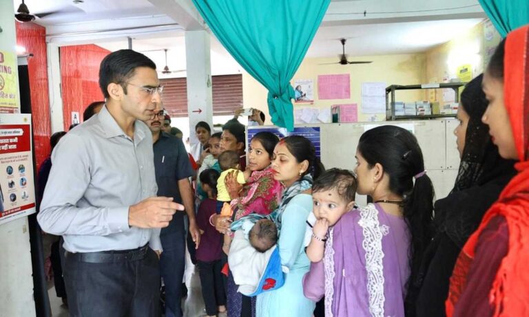 डॉक्टर नदारद; एएनएम, एलटी, नर्स की भूतिया एंट्री मिली, दवाईंया आधी, सफाई सुरक्षा राम भरोसे