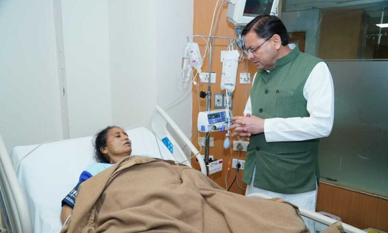 मुख्यमंत्री धामी ने मैक्स अस्पताल, देहरादून में भर्ती पूर्व विधायक श्रीमती मुन्नी देवी शाह की कुशलक्षेम  जानी