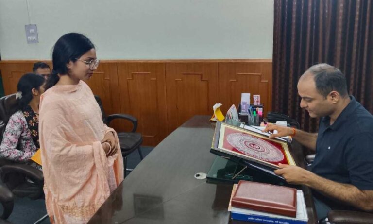 चंपावत के युवा प्रतिभाओं को मंच दे रहे जिलाधिकारी, कर रहे हैं मार्गदर्शन