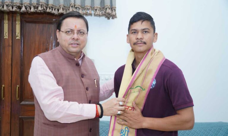 मुख्यमंत्री ने माउंट एवरेस्ट पर सफलतापूर्वक चढ़ने वाले चम्पावत के वीरेन्द्र को शुभकामनाएं दी