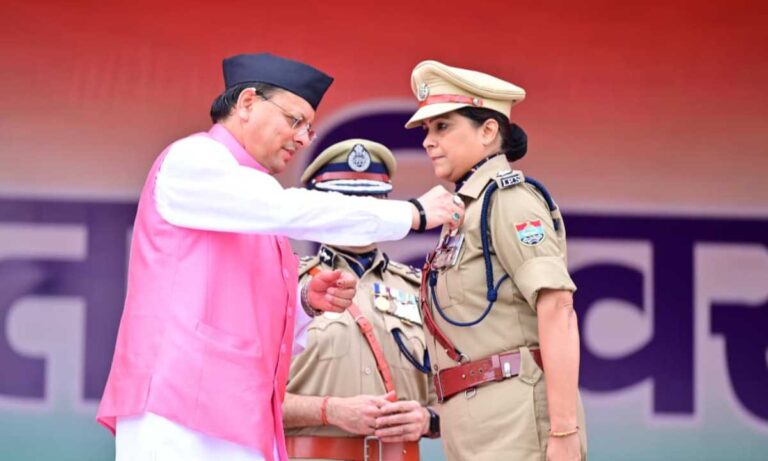 मुख्यमंत्री पुष्कर सिंह धामी ने परेड ग्राउंड में राज्य के मुख्य कार्यक्रम में ध्वजारोहण किया