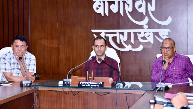बागेश्वर: जिलाधिकारी ने सीएम हेल्पलाइन शिकायतों के त्वरित निस्तारण के दिए निर्देश