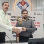 सीडीओ ने ‘‘आदि कर्मयोगी मिशन’’ के प्रतीक चिन्ह का किया अनावरण, अधिकारियों को सत्यनिष्ठा से मिशन पूर्...