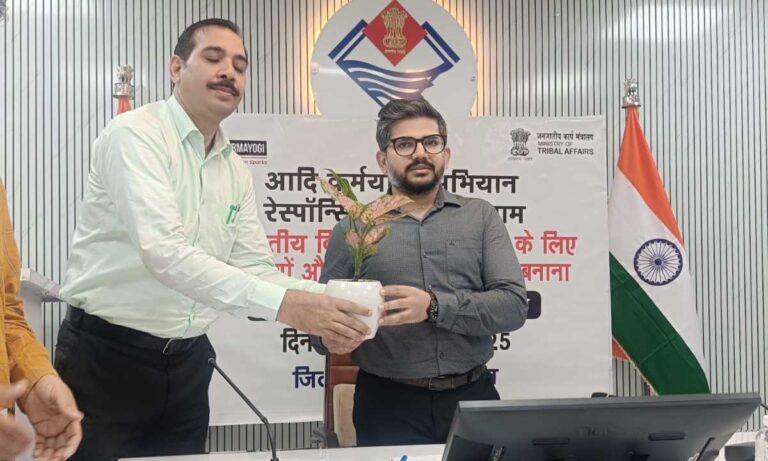 सीडीओ ने ‘‘आदि कर्मयोगी मिशन’’ के प्रतीक चिन्ह का किया अनावरण, अधिकारियों को सत्यनिष्ठा से मिशन पूर्ण करने की दिलाई शपथ