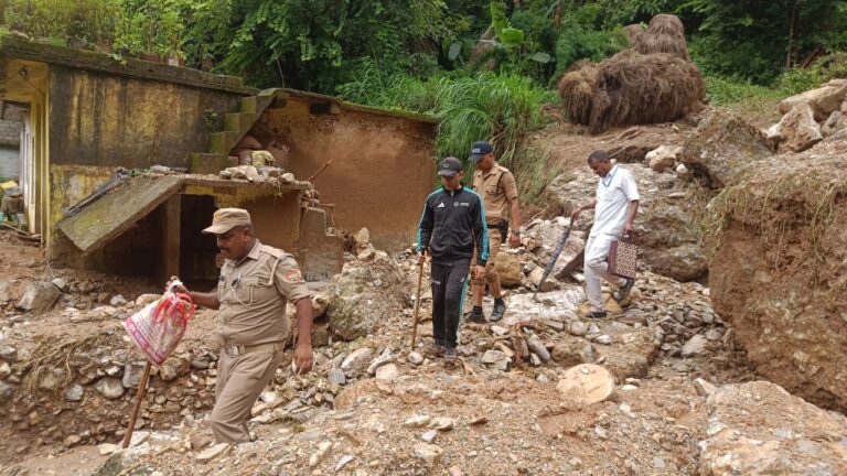 डीएम बागेश्वर पहुंचे पौंसारी एवं बैसानी क्षेत्र का निरीक्षण करने, दिए ये निर्देश…