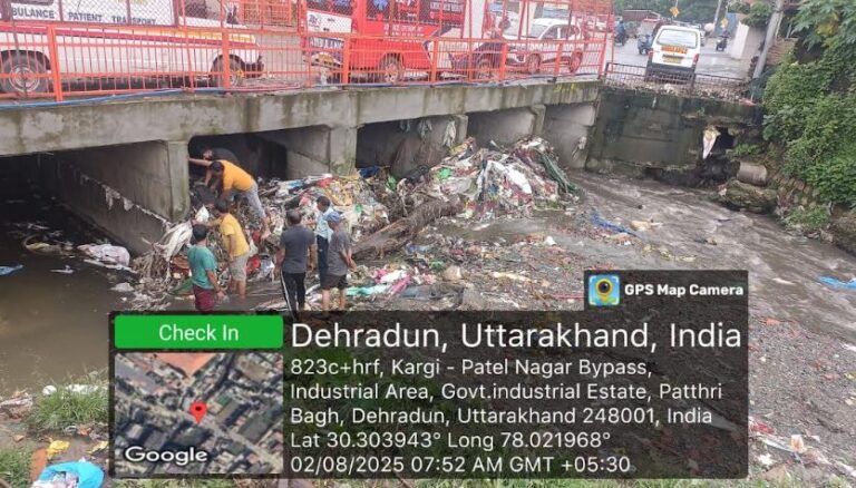 बरसात में नदी-नालों में जमा कचरा, निगम ने चलाया सफाई अभियान