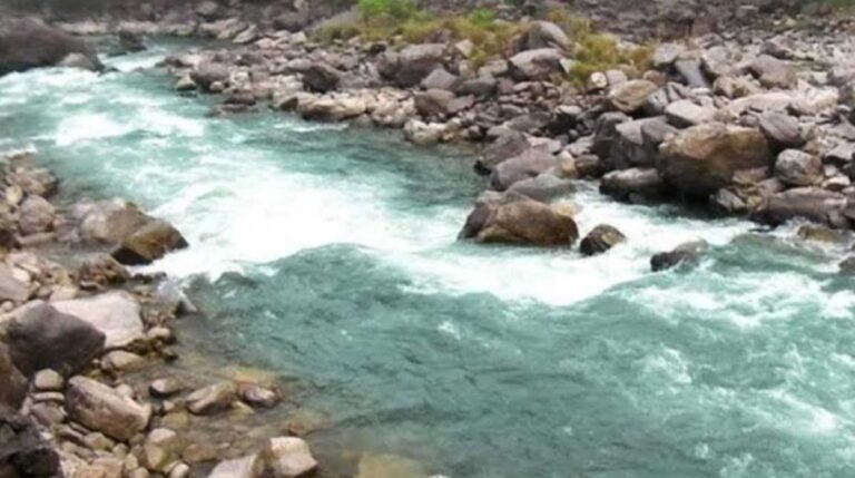 गंगा में बह रही पत्नी को बचाने के लिए पति कूदा, दोनों लापता