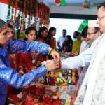 मुख्यमंत्री धामी को विभिन्न महिला स्वयं सहायता समूहों से जुड़ी बहनों ने राखी बाँधी