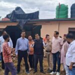 देवत गांव में पत्थर गिरने की घटना के बाद जिलाधिकारी का स्थलीय निरीक्षण, प्रभावित ग्रामीणों के पुनर्व...