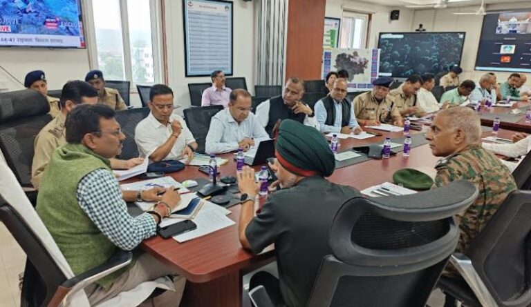 मुख्य सचिव ने एसईओसी से की रेस्क्यू अभियान की समीक्षा