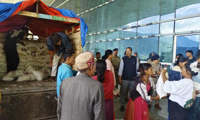 आपदा प्रभावित क्षेत्रों में राहत कार्य लगातार जारी, जिलाधिकारी ने लिया जायजा