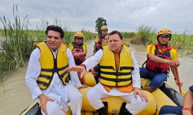 भारी बारिश के बीच ट्रैक्टर से पहुँचे हरिद्वार के लक्सर आपदा प्रभावित क्षेत्रों में पहुंचे सीएम धामी