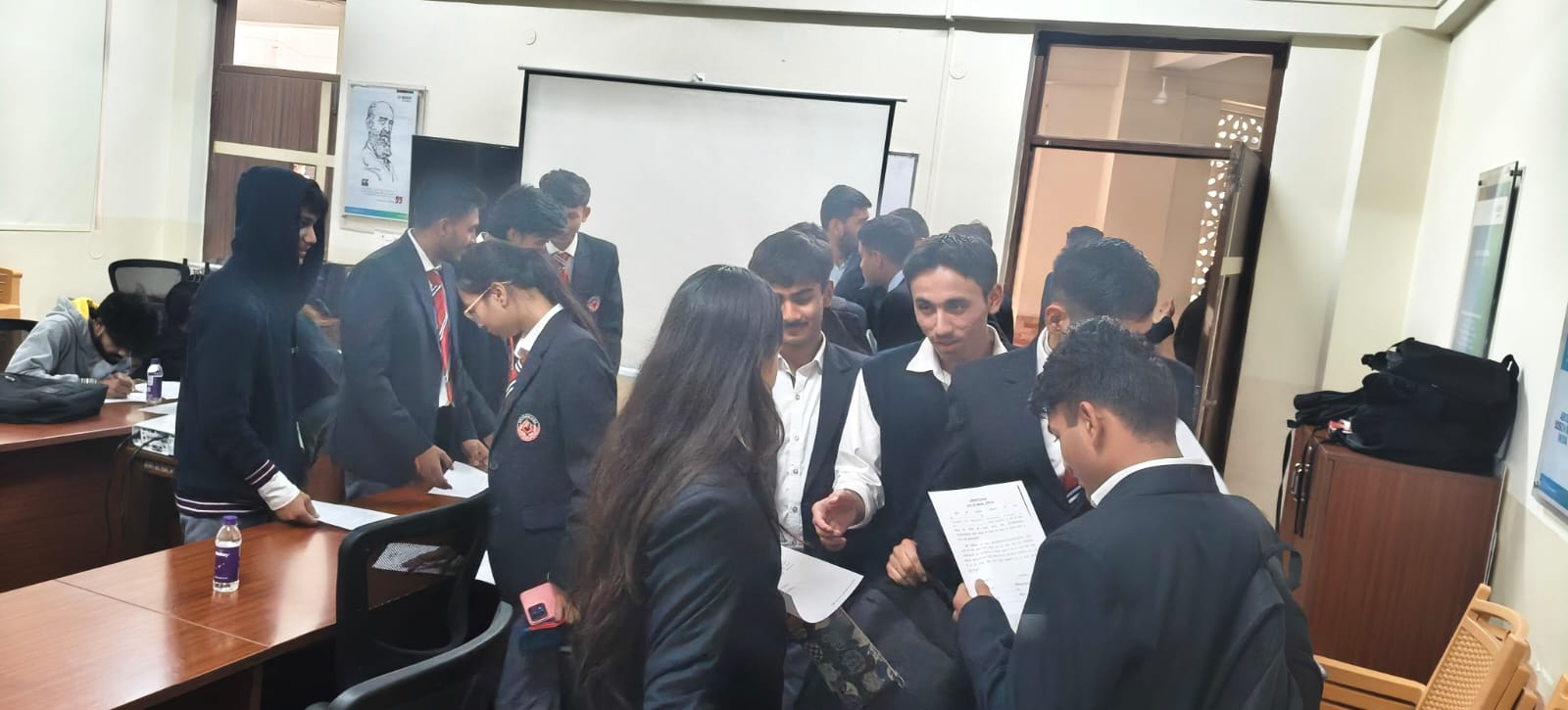 ड्ग्स के खिलाफ जिला प्रशासन सख्तः ग्राफिक एरा यूनिवर्सिटी में की गई सैकड़ों छात्रों की टेस्टिंग