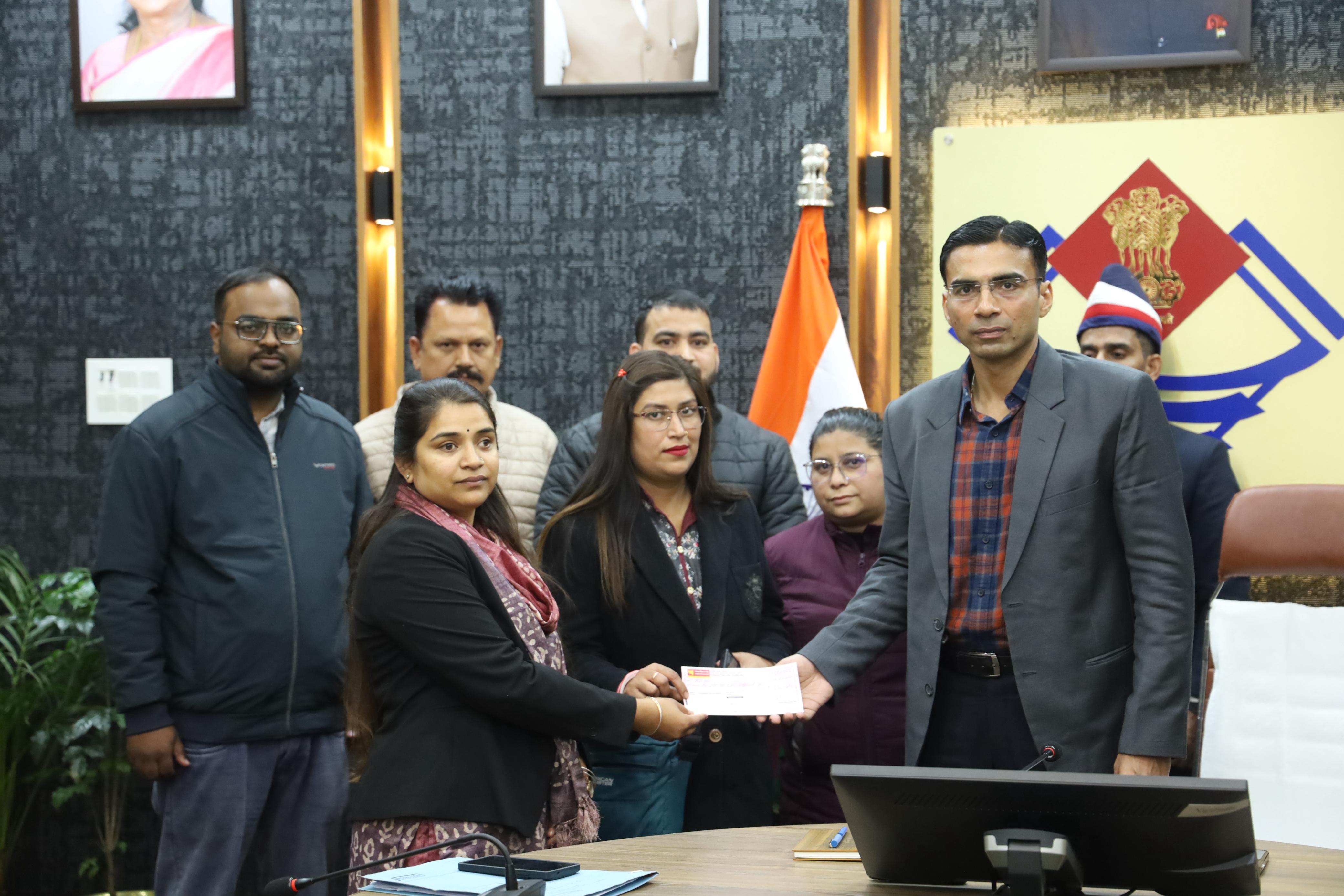 बैंक ऑफ बड़ौदा की मनमानी; पर जिला प्रशासन का डंडा; बुजुर्ग विधवा कमलेश व असहाय पुत्री को मिला न्याय;