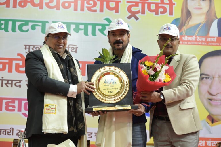 राज्यसभा सांसद नरेश बंसल ने देहरादून मे सांसद चैंपियनशिप ट्रॉफी का किया शुभारंभ।खिलाड़ियों से हाथ मिलाया, जीत की दी बधाईयां