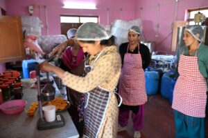 मक्कूमठ में महिला सशक्तिकरण की नई कहानी, ग्रोथ सेंटर से बदली आजीविका